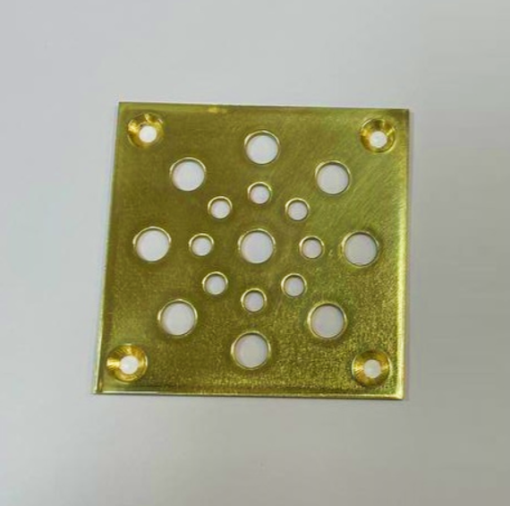 Решетка напольная 70х70мм из латуни, отверстия