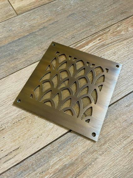 Дизайнерская решетка Визионер 150х150мм Ирис, латунь патина, с сеткой и шурупами