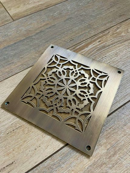 Дизайнерская решетка Визионер 150х150мм Версаль, латунь патина, с сеткой и шурупами