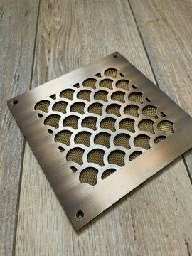 Дизайнерская решетка Визионер 150х150мм Кольчуга, латунь патина, с сеткой и шурупами