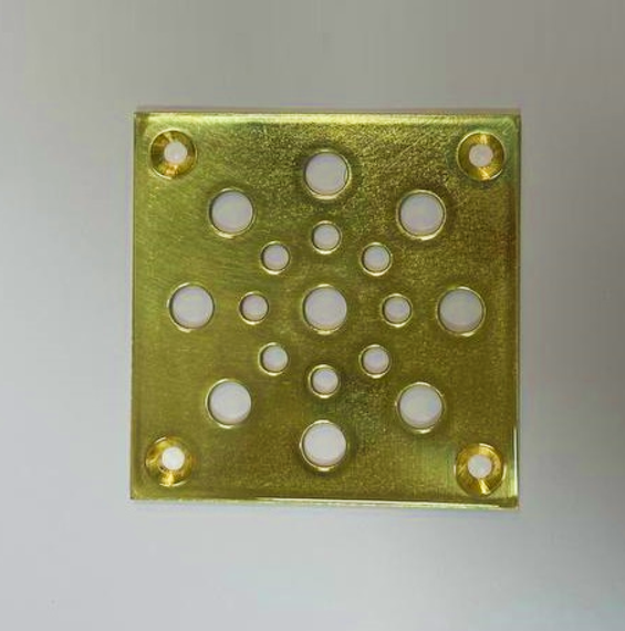 Решетка напольная 70х70мм из латуни, отверстия