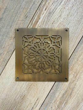 Дизайнерская решетка Визионер 150х150мм Версаль, латунь патина, с сеткой и шурупами