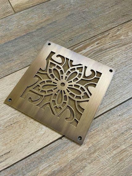 Дизайнерская решетка Визионер 150х150мм Лилия, латунь патина, с сеткой и шурупами