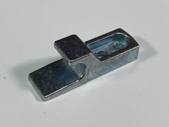 Ответная часть от замков Hafele Mini Latch цинковое литье