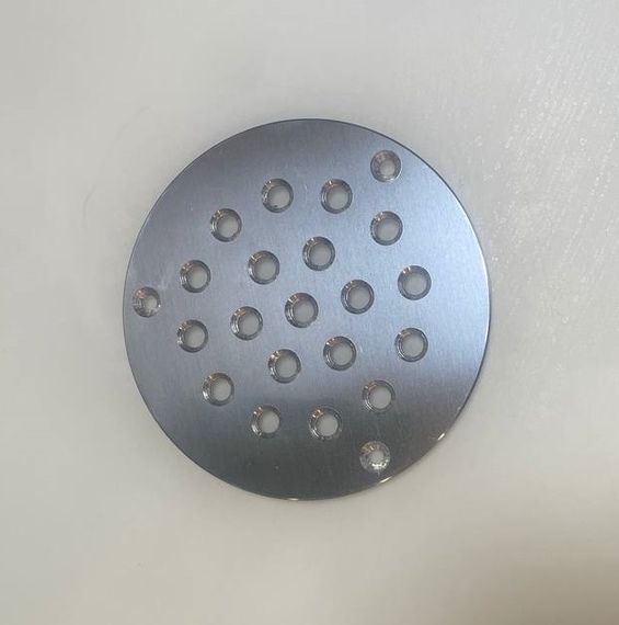 Решетка напольная круглая d 100мм из нержавеющей стали, отверстия