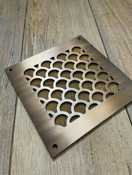 Дизайнерская решетка Визионер 150х150мм Кольчуга, латунь патина, с сеткой и шурупами