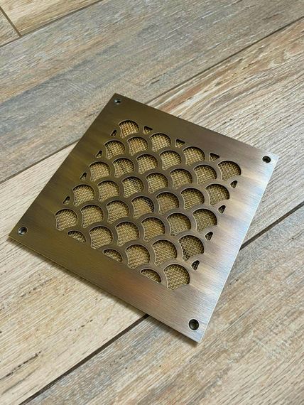 Дизайнерская решетка Визионер 150х150мм Кольчуга, латунь патина, с сеткой и шурупами