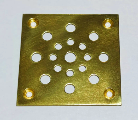 Решетка напольная 70х70мм из латуни, отверстия