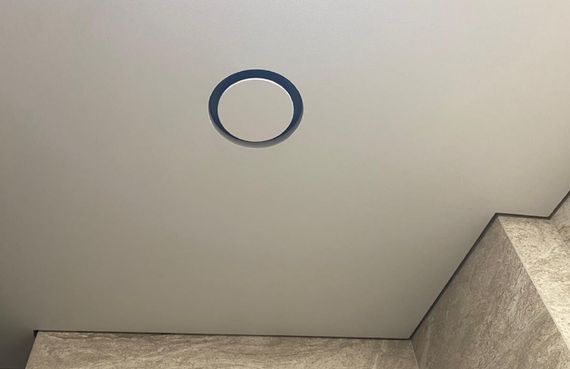 Решетка скрытого монтажа для натяжного потолка SECRET d125мм с вентилятором на шарикоподшипнике с выходом на трубу 60х120мм